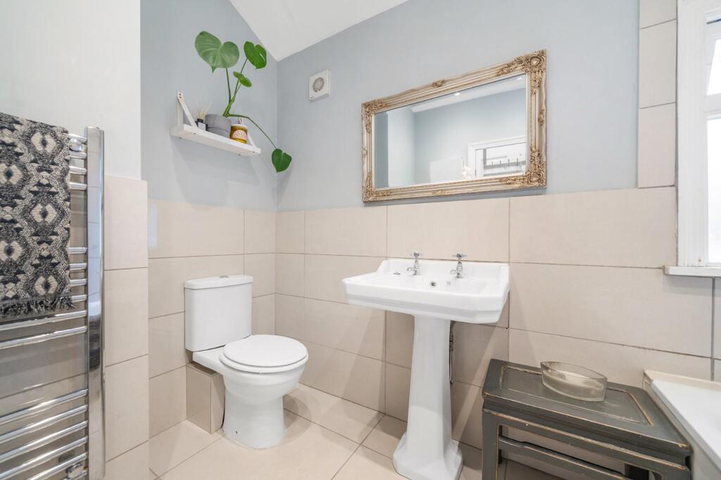 Bathroom (2).jpg