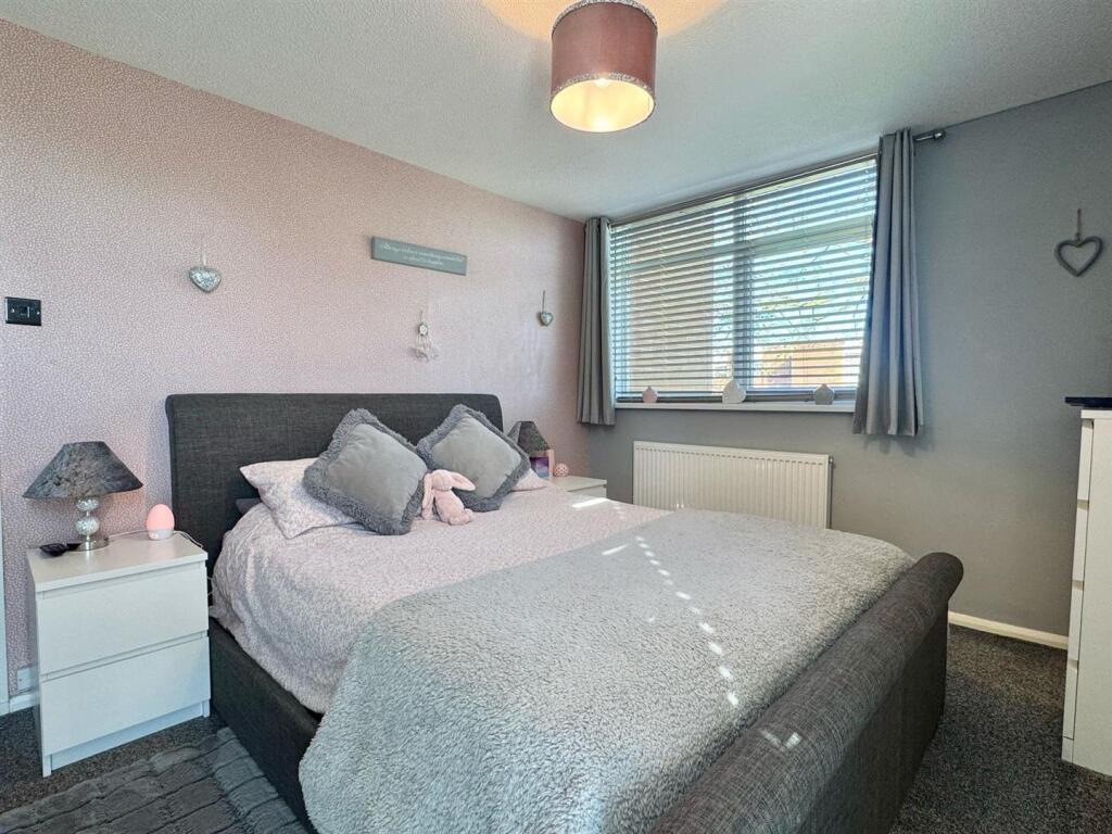 Bedroom 1 (2).jpg