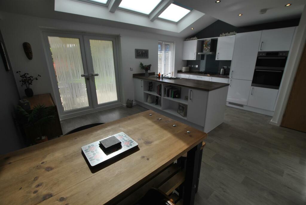 KITCHEN/DINING ROOM