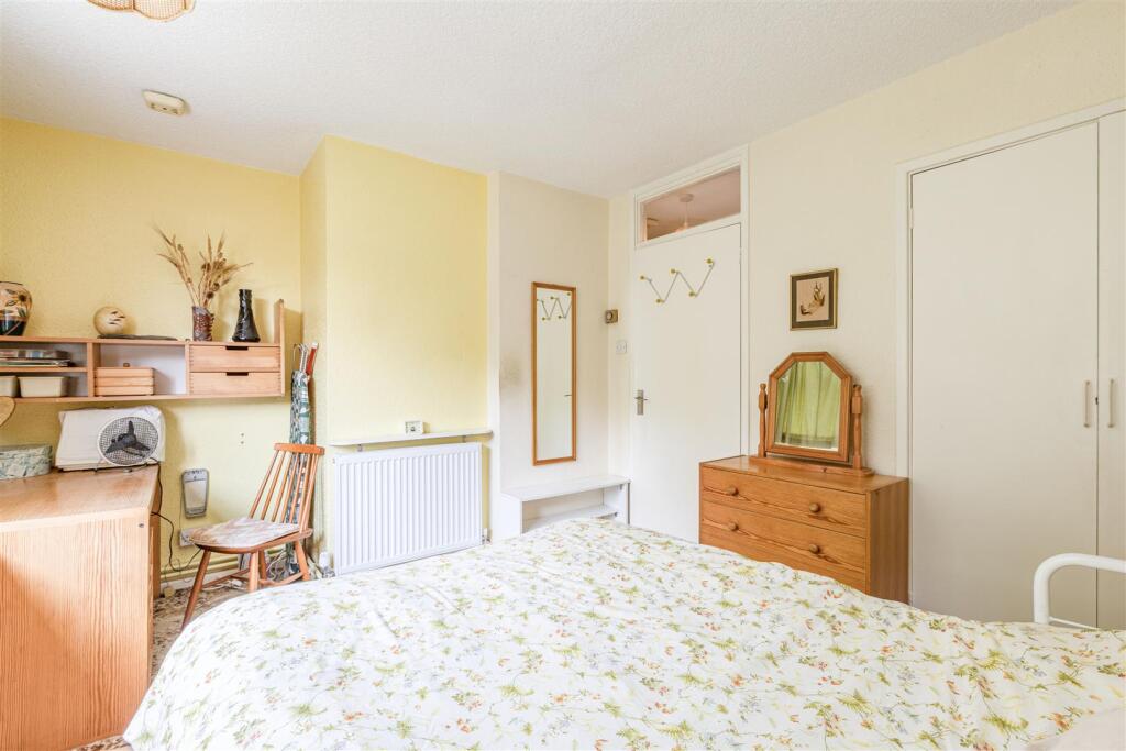 11 Old Orchard, KT14 7QX. - 8.jpg