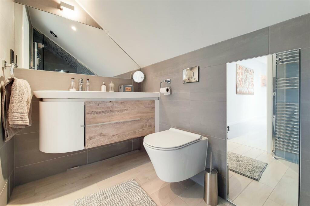 12_Bathroom 2-0.jpg