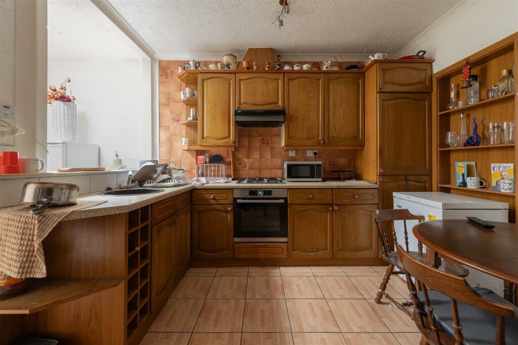 Odessa Road, E7