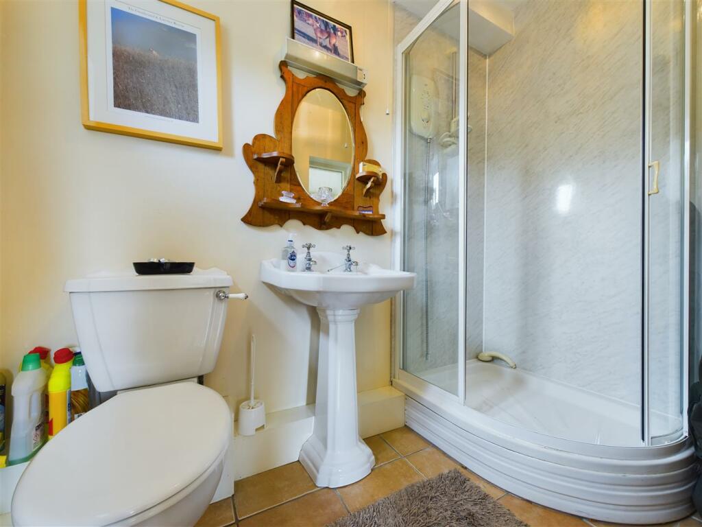 GROUND FLOOR SHOWER ROOM/WC