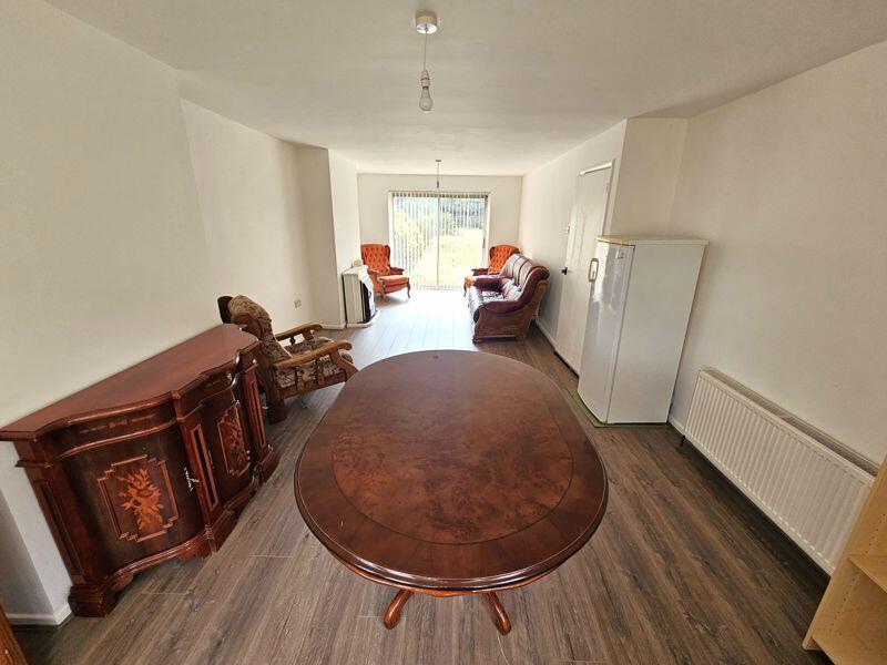 Lounge/Dining Area