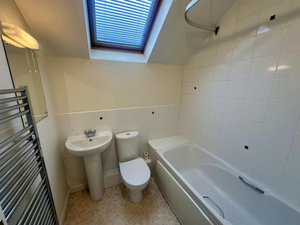 Bathroom (2/2)