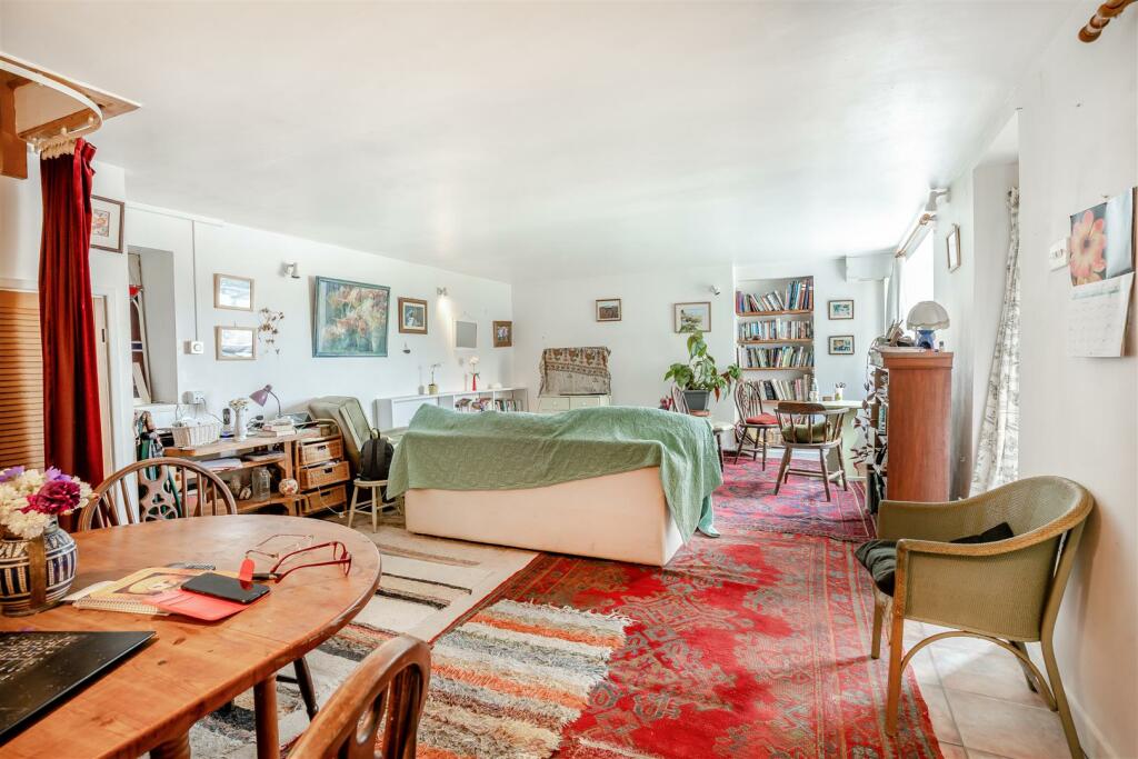 8555583-interior02.jpg