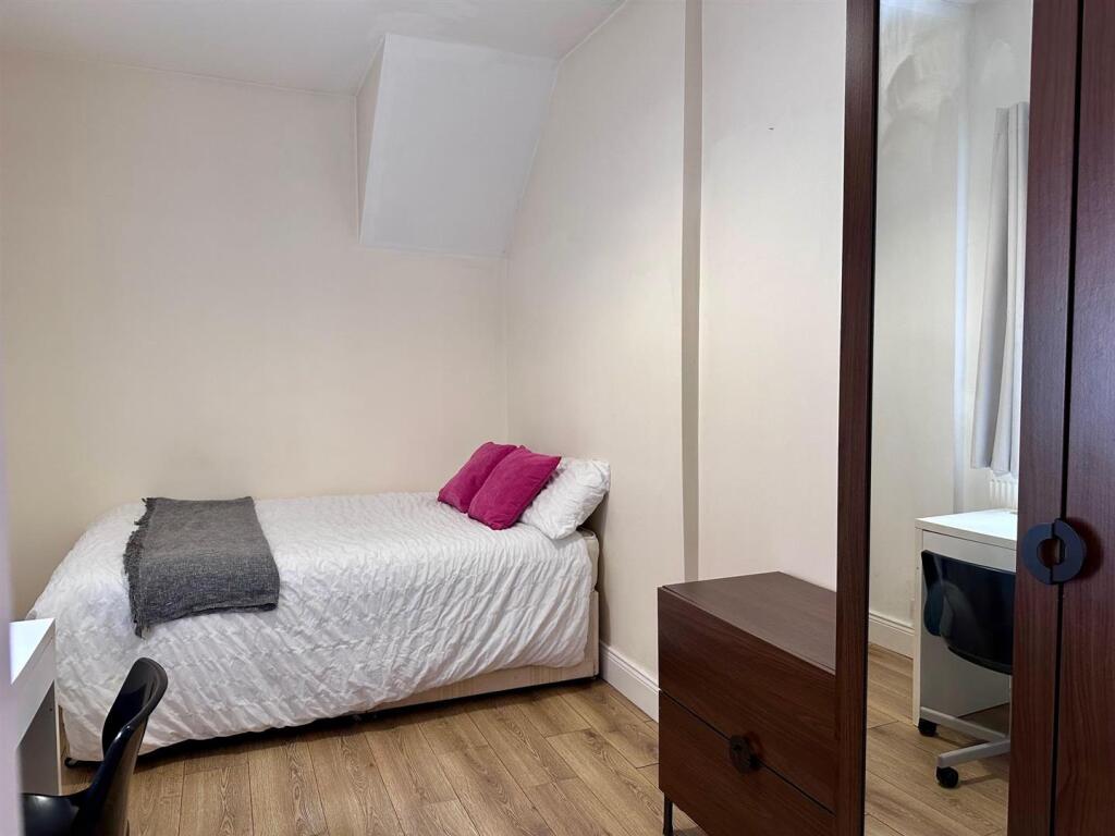 Bed 3.jpg