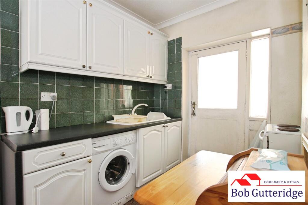 FITTED KITCHEN