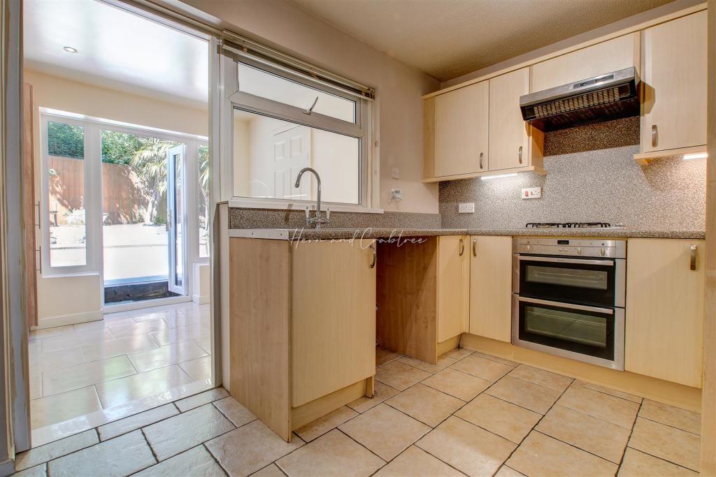 Camelot Way, Thornhill, HernCrabtree_ (5).jpg