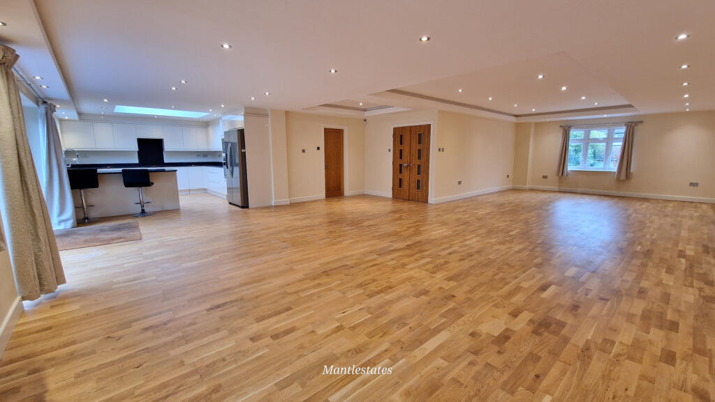 LOUNGE - DINING AREA