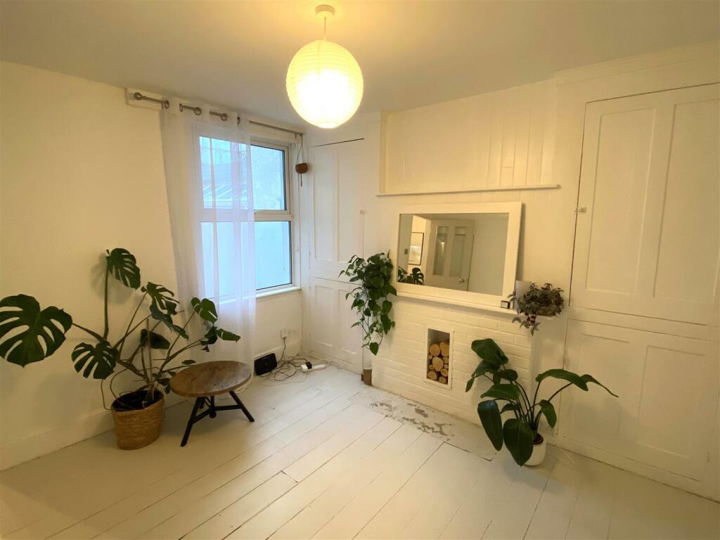 4 Clevedon Road Lounge