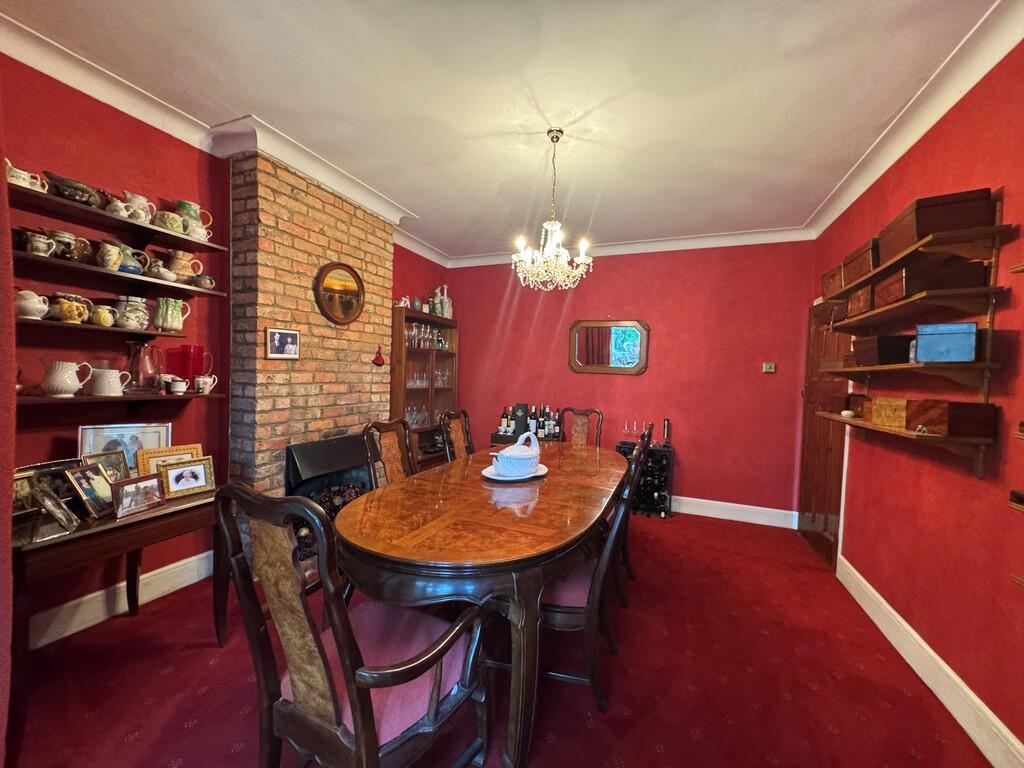 8 Lyme Road dinin...