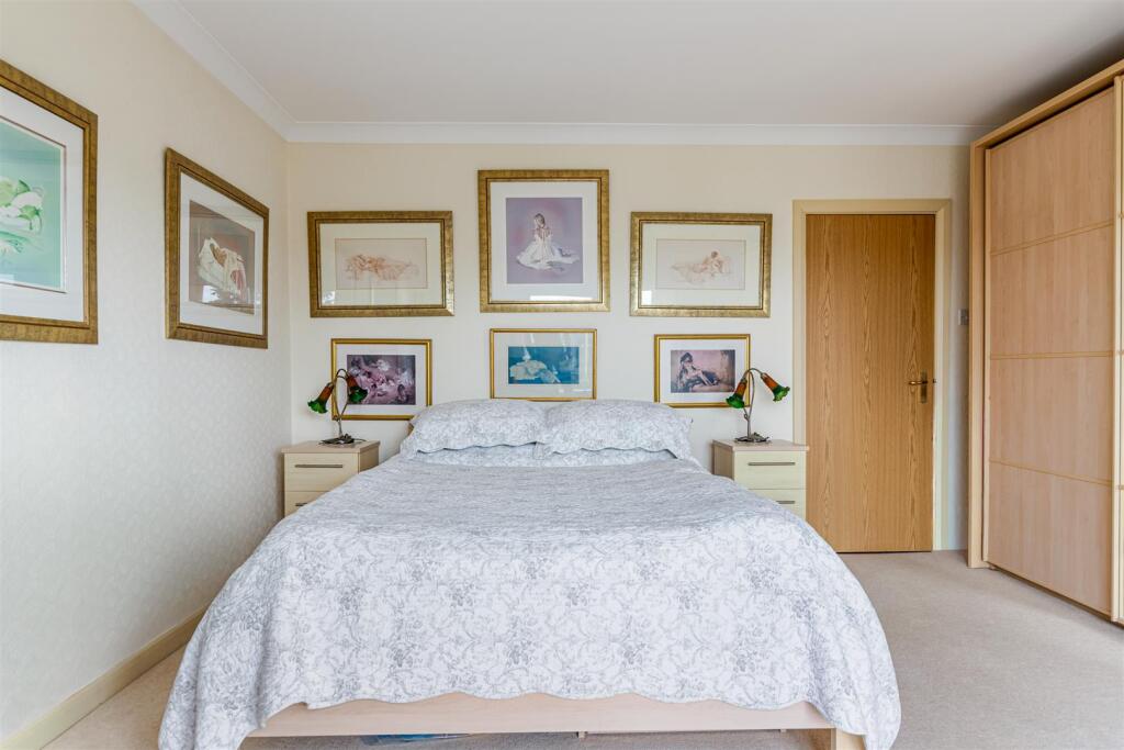 A23 - Ridgwood, Rock End Avenue - 250901.jpg