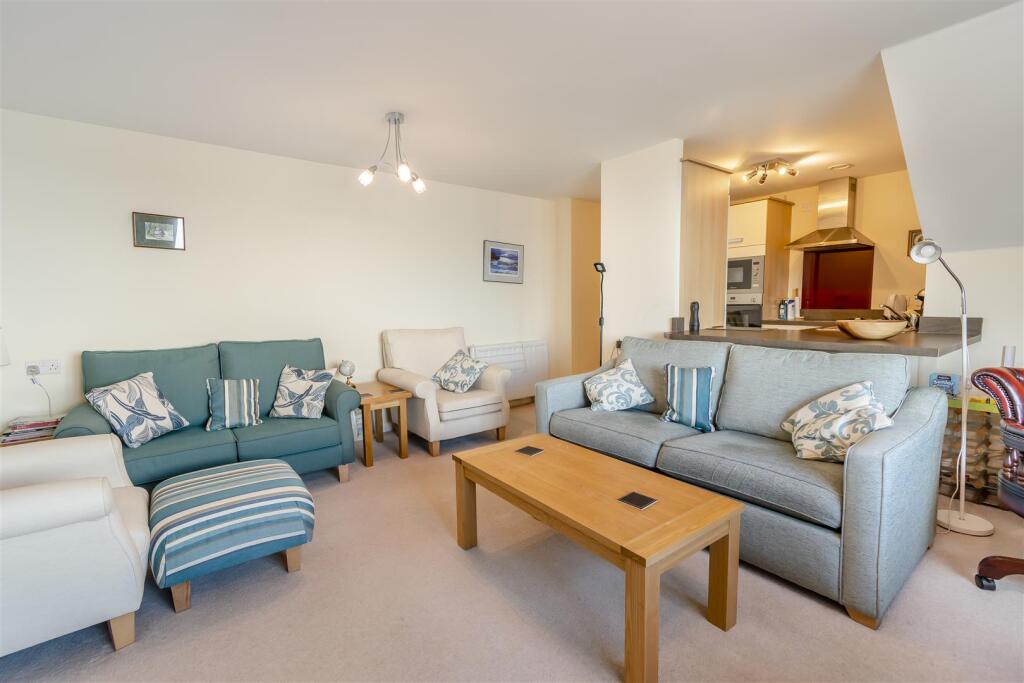 8589486-interior10.jpg