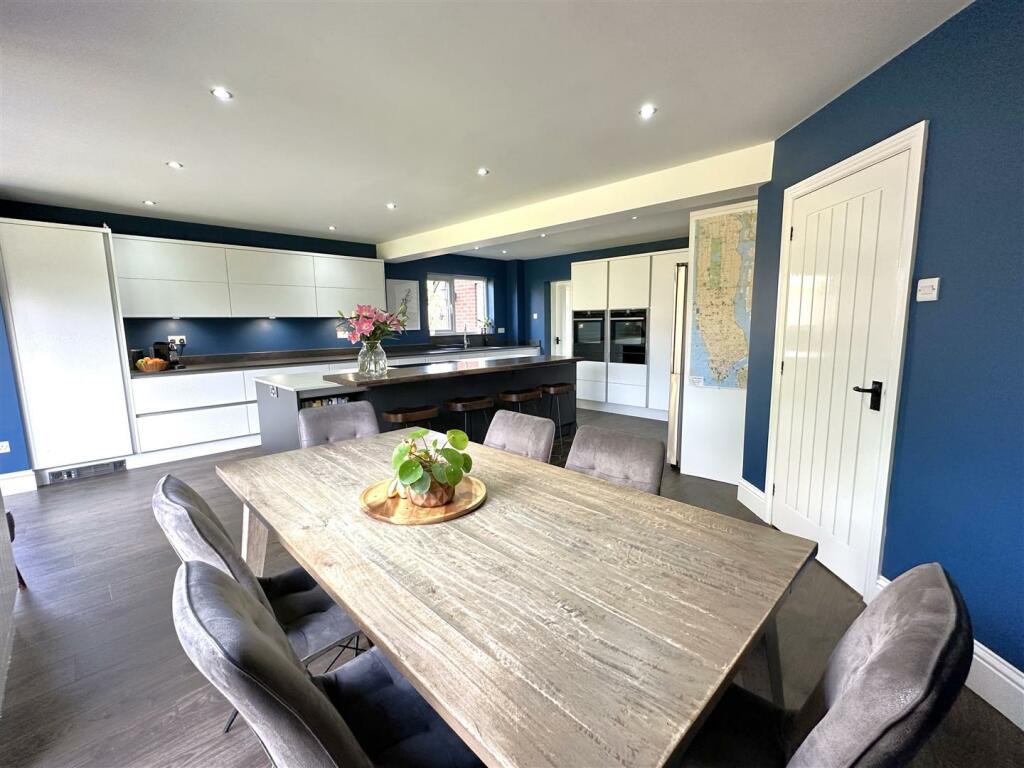 Fabulous Open-Plan Family Kitchen 533