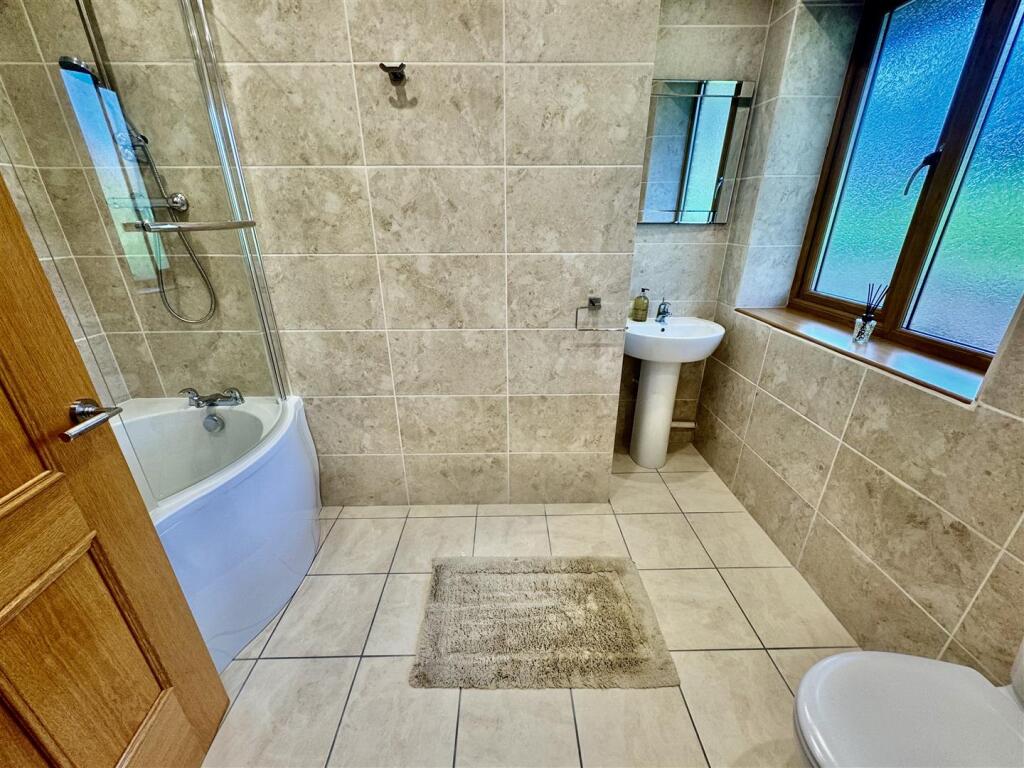 ENSUITE BATHROOM
