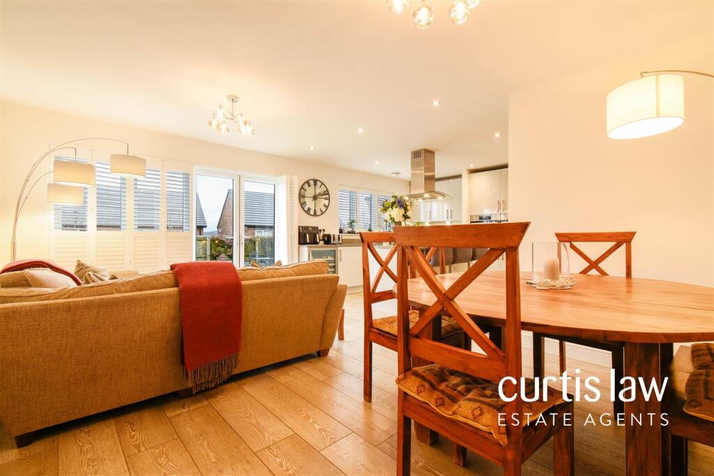 Kitchen/ Dining Room