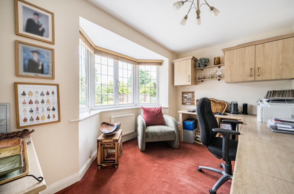 1304835-12-684823...