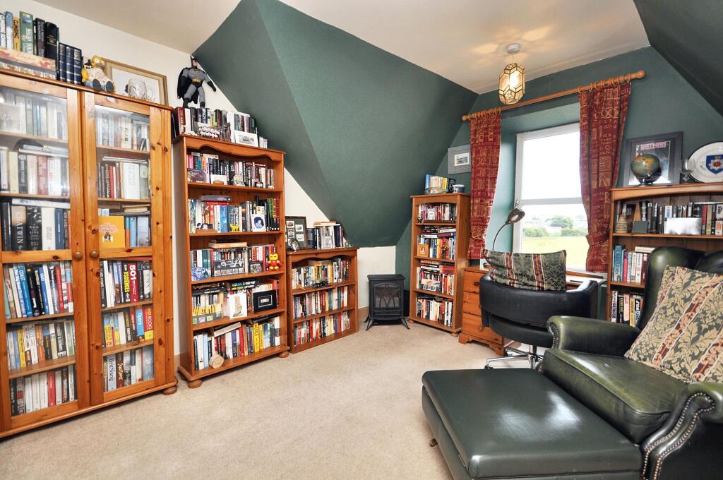 Bedroom/ Study