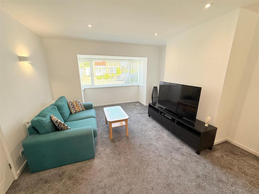 LOUNGE/DINING ROOM