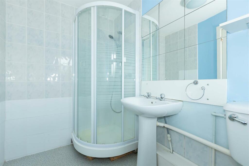 4 Crescnt Court_10.JPG