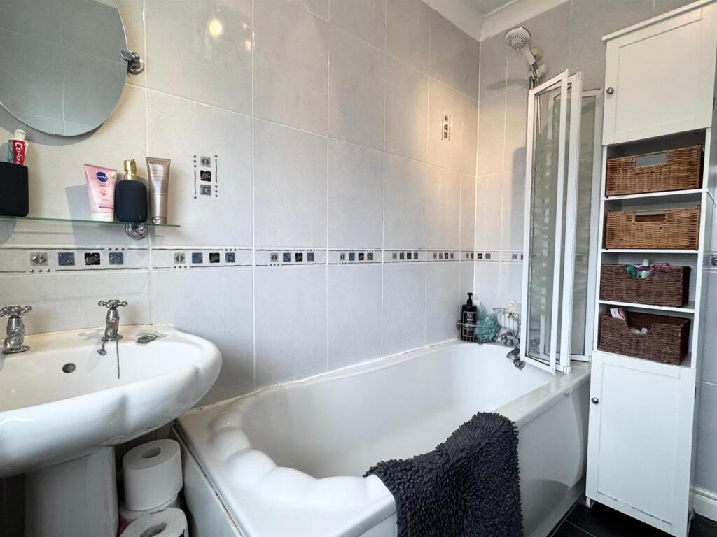 Family bathroom 1.jpg