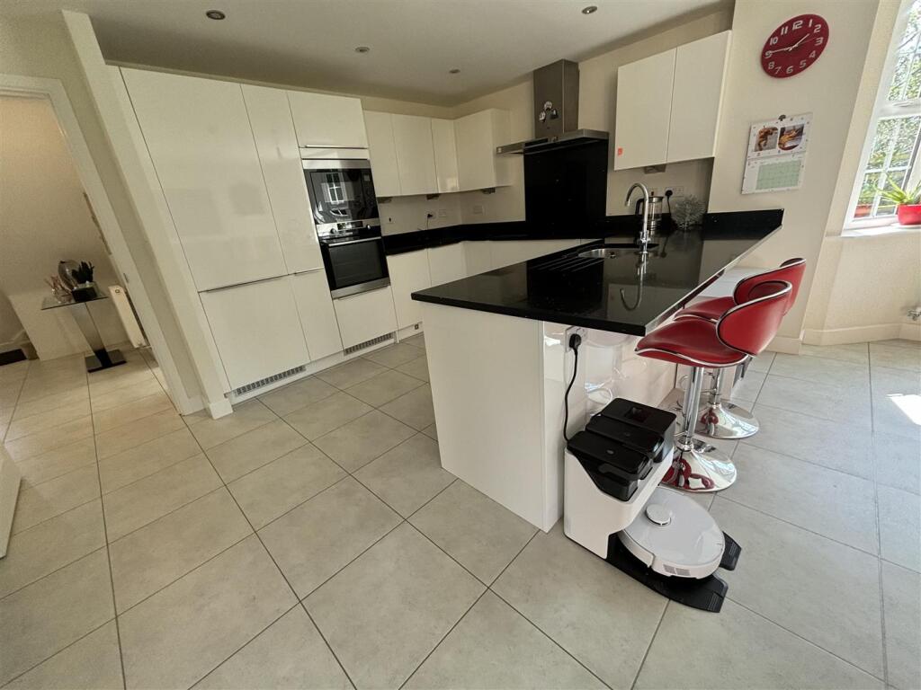 Kitchen2.jpg