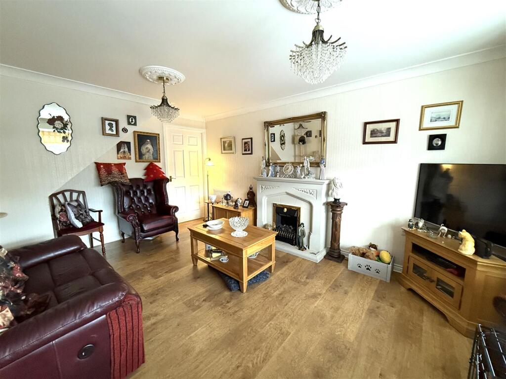 146 lb lounge r.jpeg