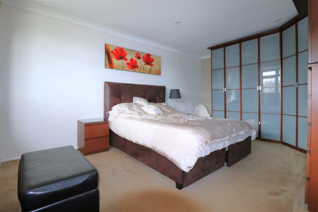 Bedroom 1 (2).JPG