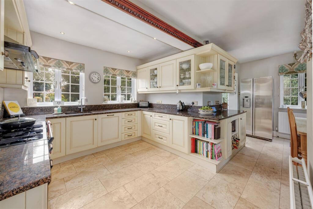 Open-Plan Kitchen and Breakfast Area
