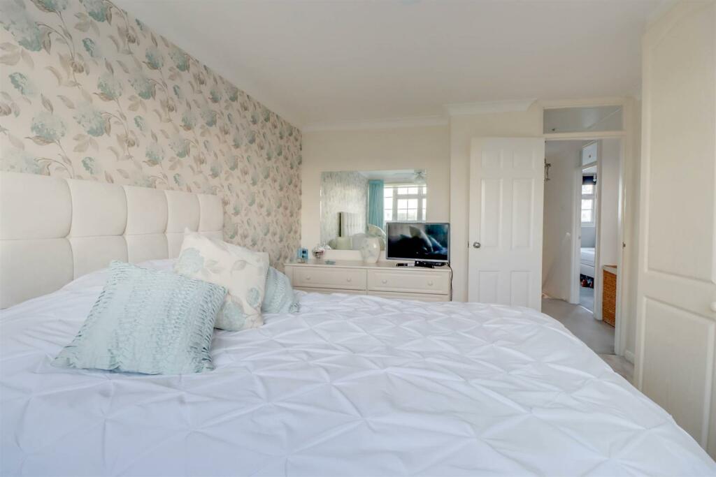 77 SOUTHEND ROAD INSIDE-13.jpg