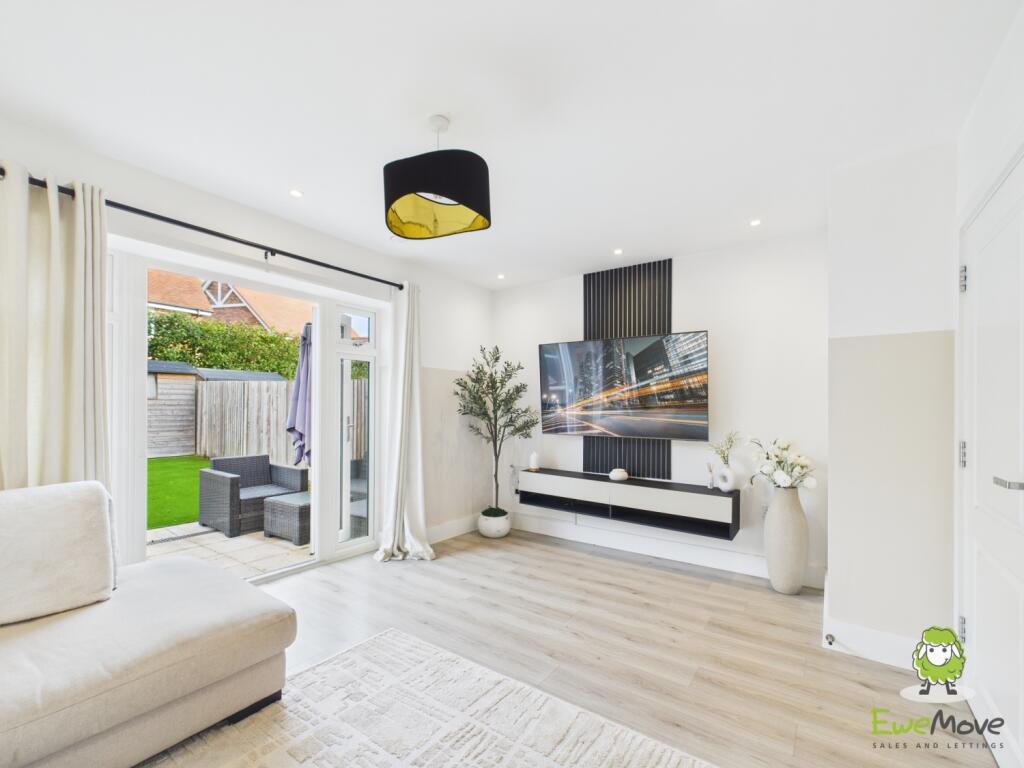 EweMove Estate Agents Basingstoke - Fishbourne Gar