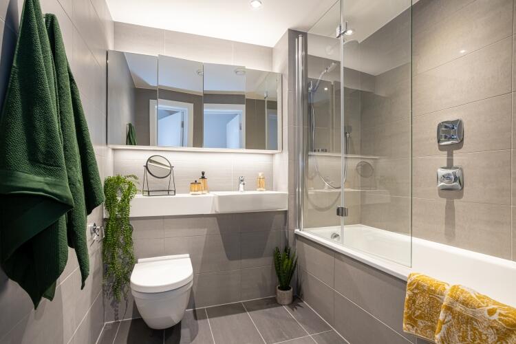 Main Bathroom 