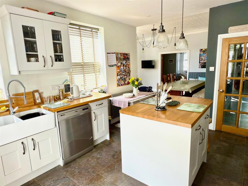KITCHEN TO DINING ROOM.jpg