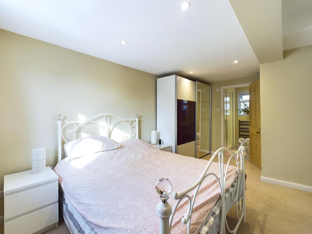 CAM03162G0-PR0170-STILL003