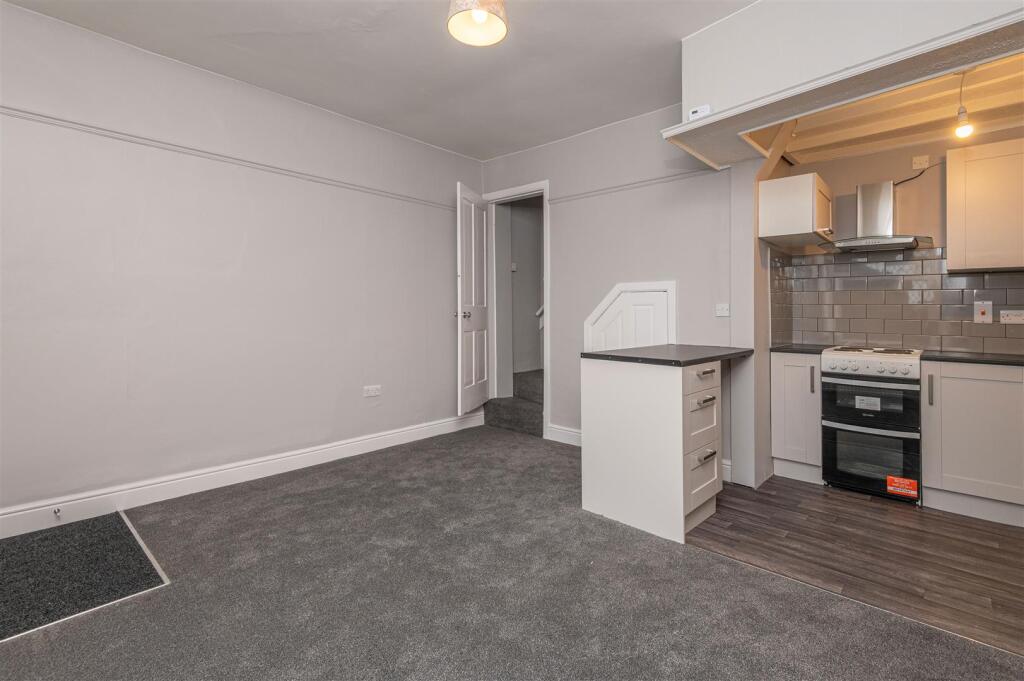 07 - 7 Clay House Lane HX4 8AW.jpg