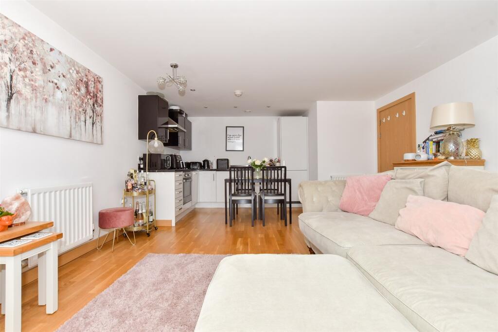 Kitchen/ Lounge/ Diner