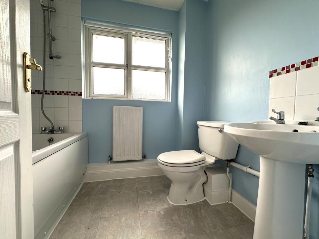 Kingfisher Close - Bathroom