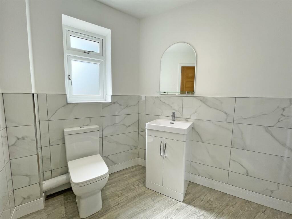 Higher Efford Road 54 - En Suite.jpg