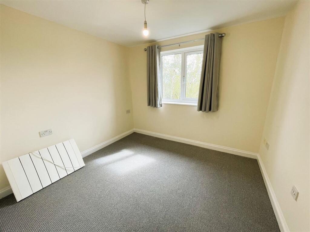 14 grove mews bedroom 1.jpeg