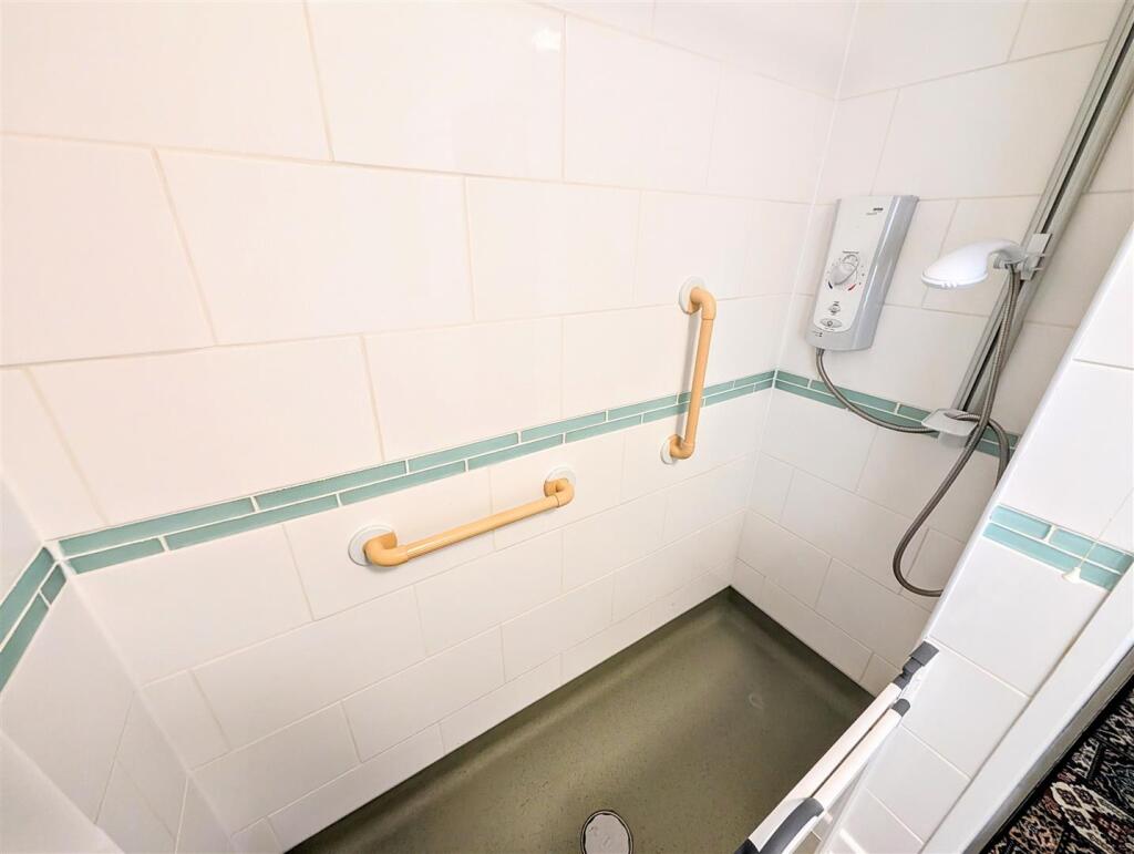 bathroom 2.jpg