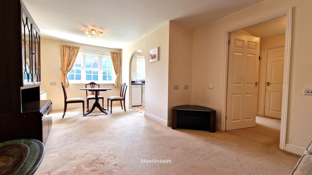 LOUNGE / DINING AREA