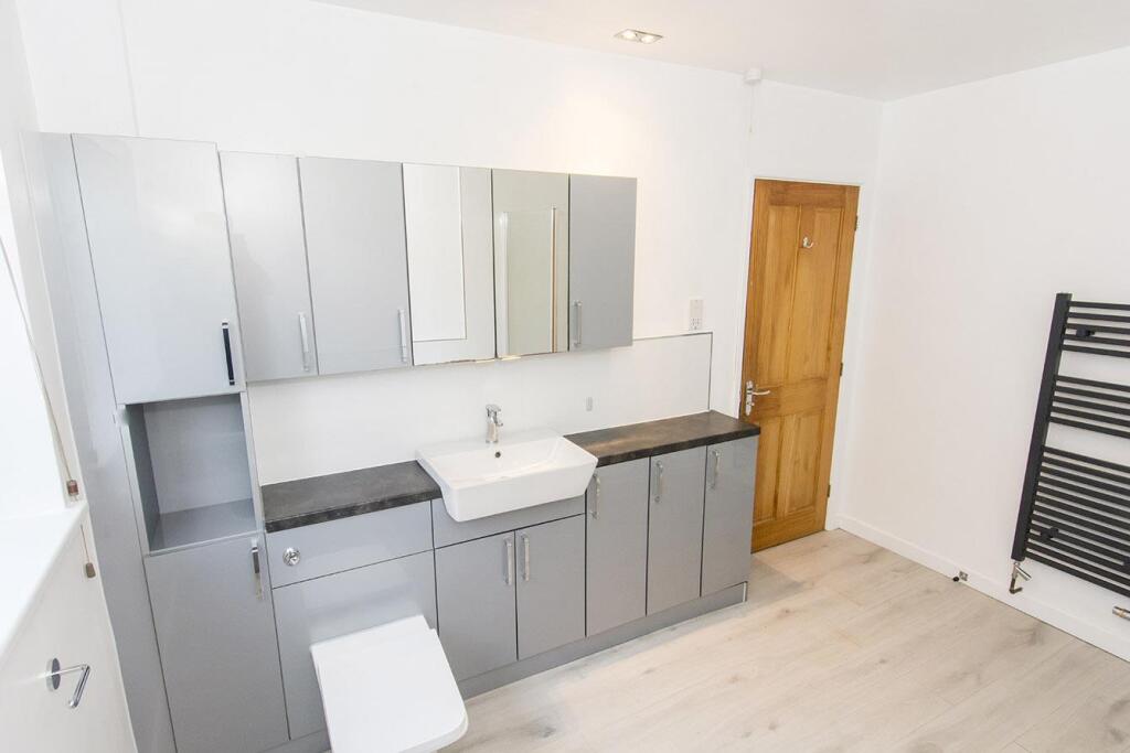 Bathroom (Photo 2)