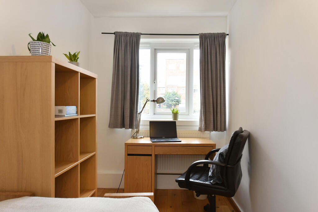 82 parkside estat...