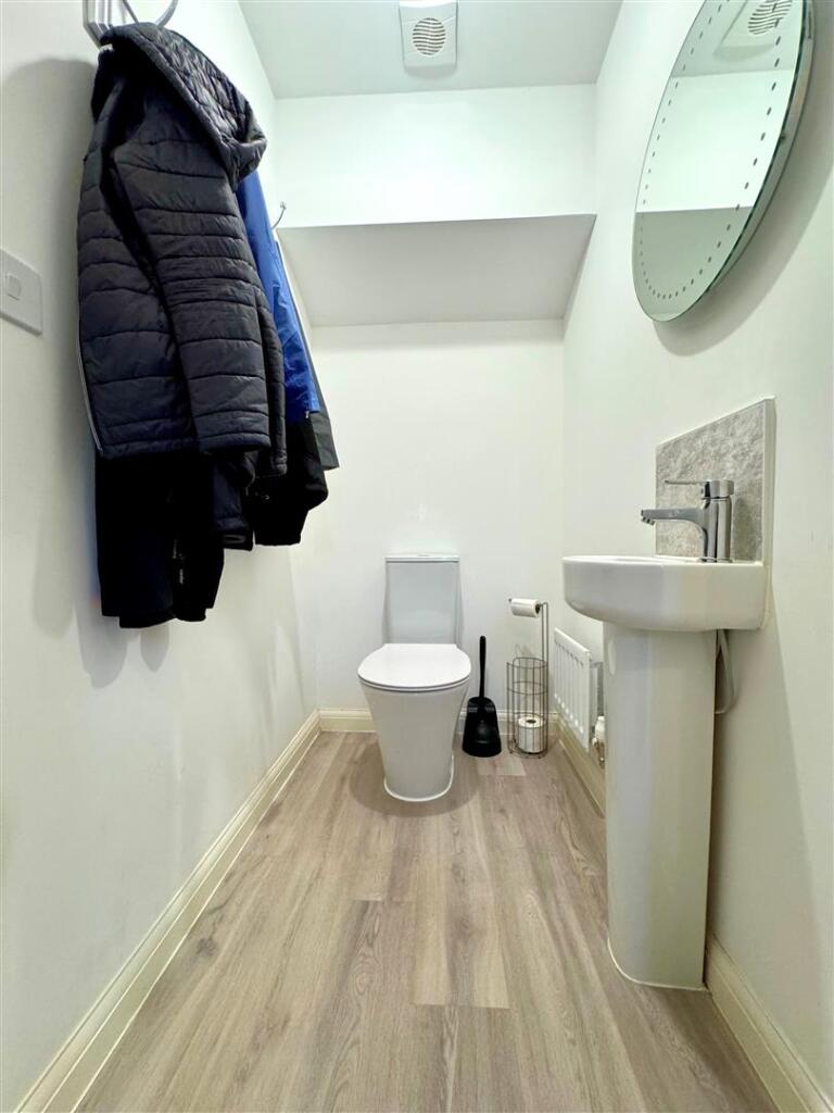 downstairs wc.jpg