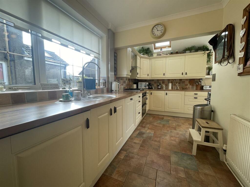 Kitchen/ Breakfast Room