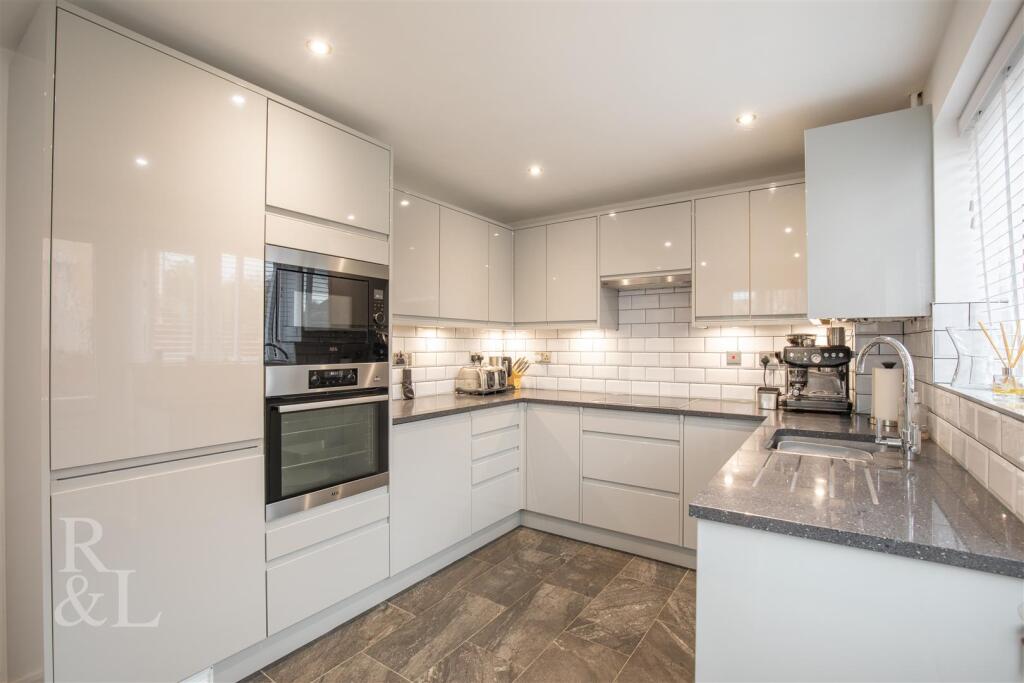 1 Glenalmond Close (6).jpg