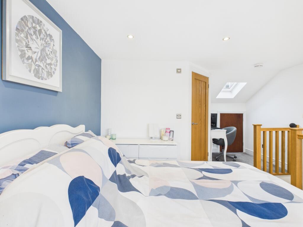 CAM03729G0-PR0170-STILL046