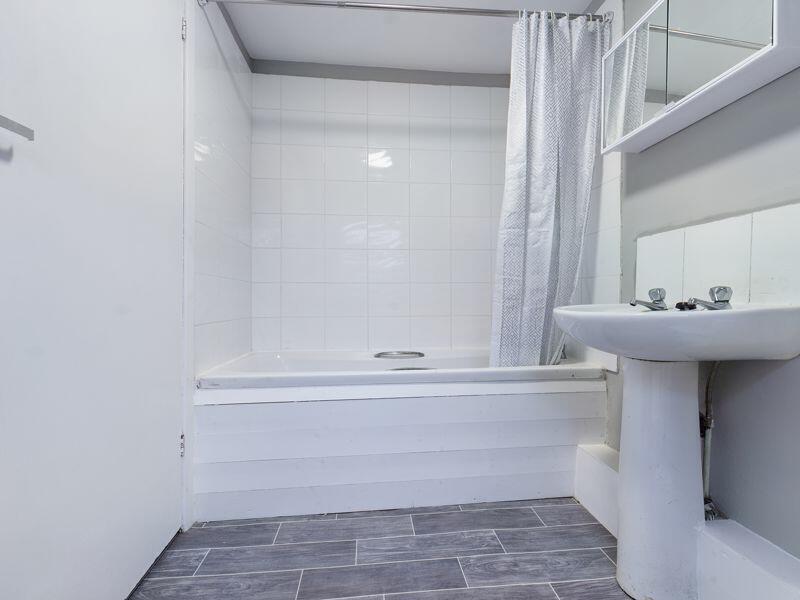 93 Princes bathroom 2.jpeg