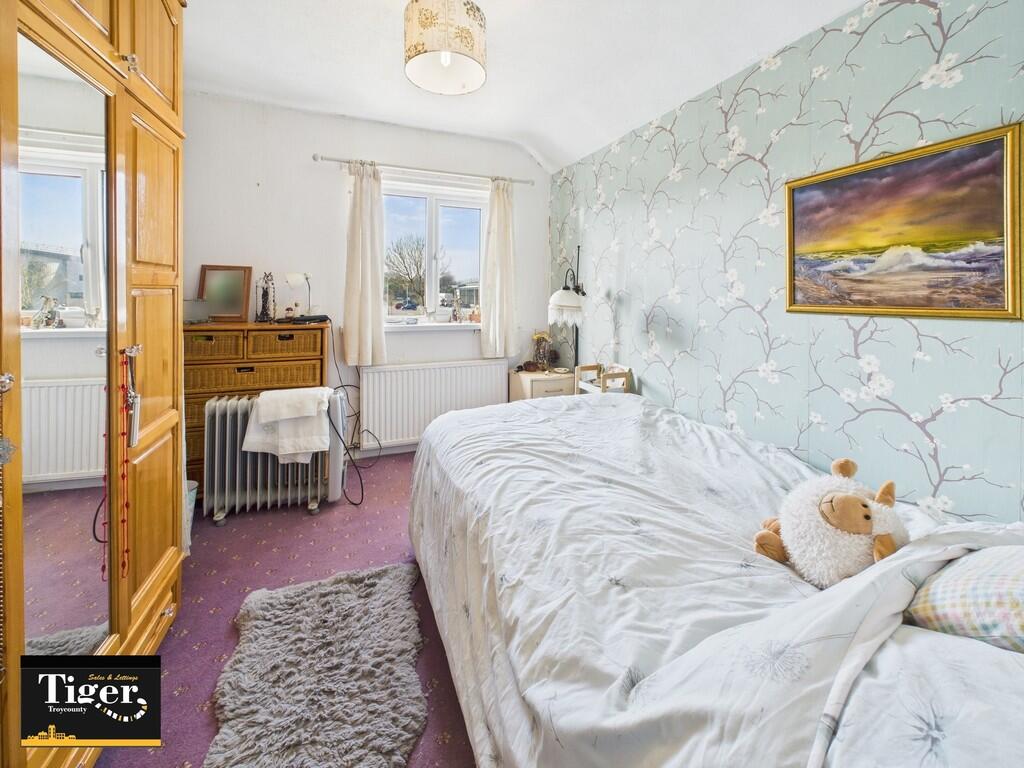 CAM02176G0-PR0526...